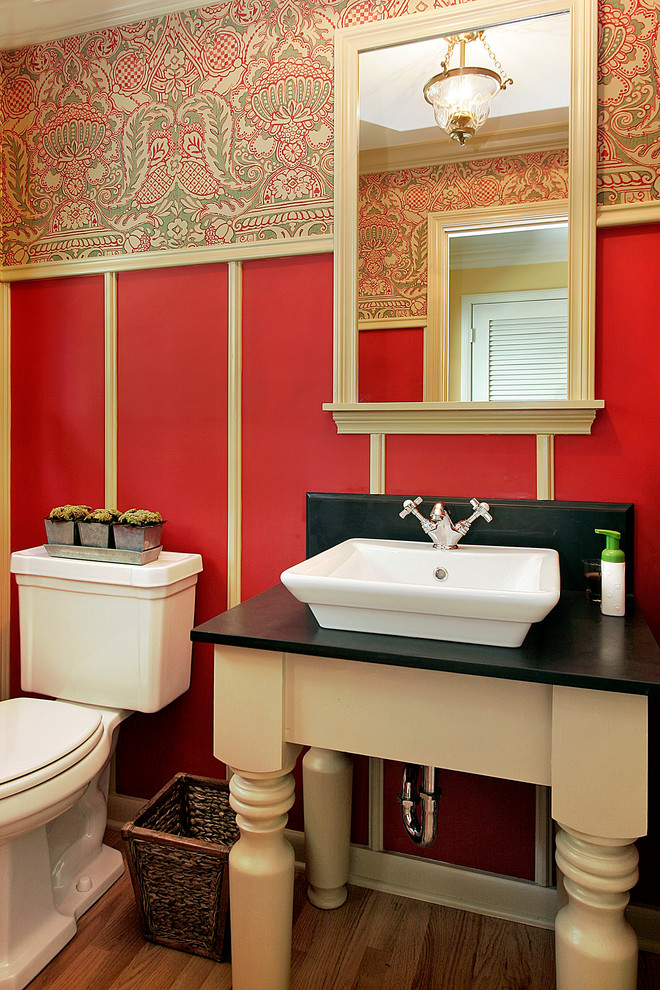 Идея дизайна: ванная комната в стиле кантри с настольной раковиной и красными стенами