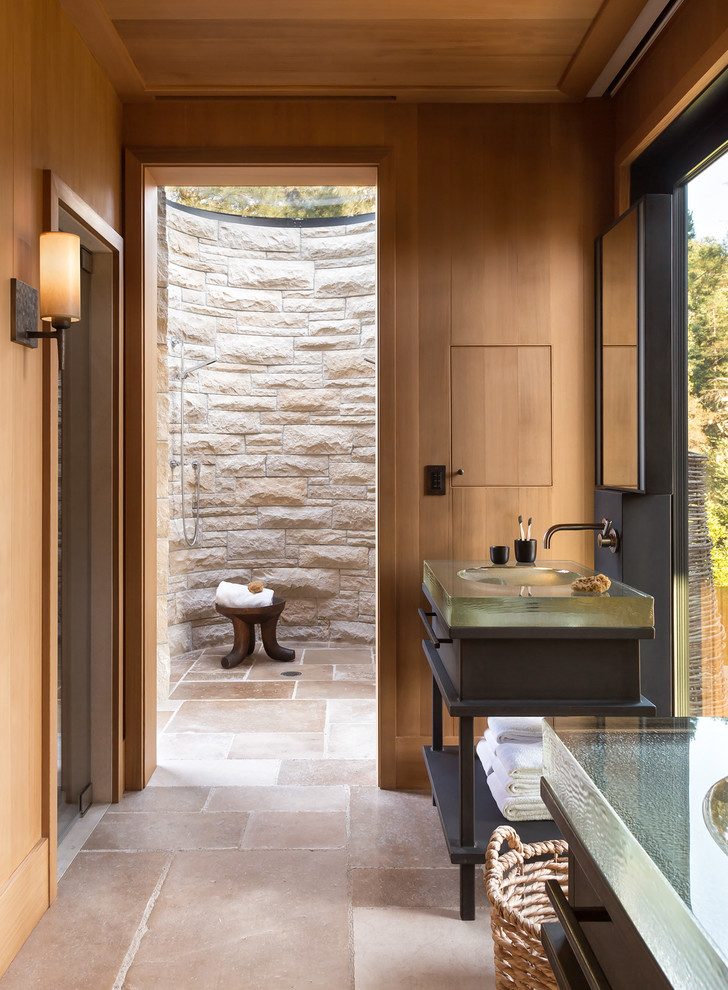 Modelo de cuarto de baño principal, campestre, extra grande, con lavabo integrado, encimera de vidrio y ducha a ras de suelo