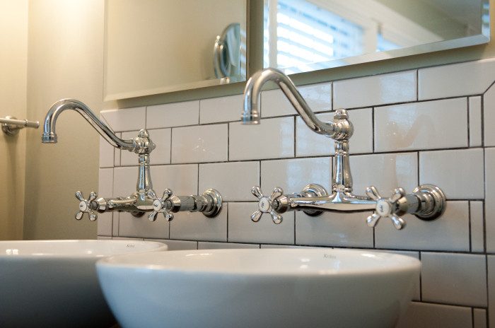 Mittelgroßes Landhaus Badezimmer En Suite mit Aufsatzwaschbecken, weißen Fliesen und Metrofliesen in Providence
