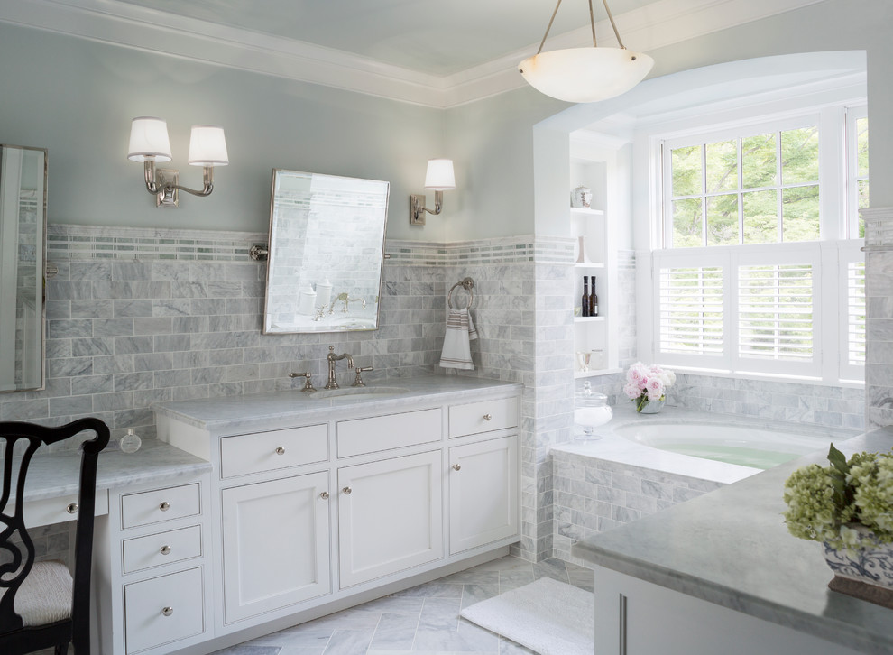 ワシントンD.C.にあるカントリー風のおしゃれな浴室 (アンダーカウンター洗面器、落し込みパネル扉のキャビネット、白いキャビネット、アルコーブ型浴槽、グレーのタイル) の写真