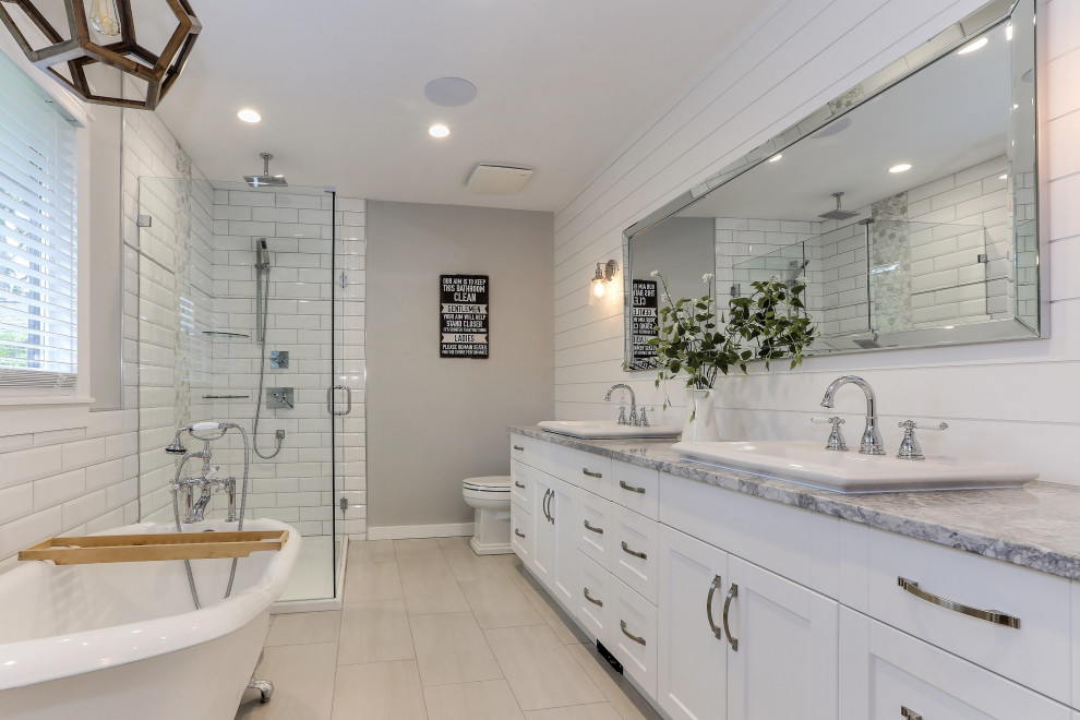 Inspiration för lantliga grått en-suite badrum, med skåp i shakerstil, vita skåp, ett badkar med tassar, vit kakel, tunnelbanekakel, grå väggar, ett nedsänkt handfat och grått golv