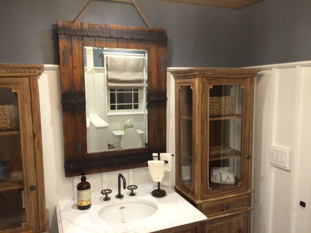 На фото: ванная комната в стиле кантри с ванной в нише, душем над ванной, серыми стенами, полом из мозаичной плитки, врезной раковиной, мраморной столешницей, белой плиткой и плиткой кабанчик с