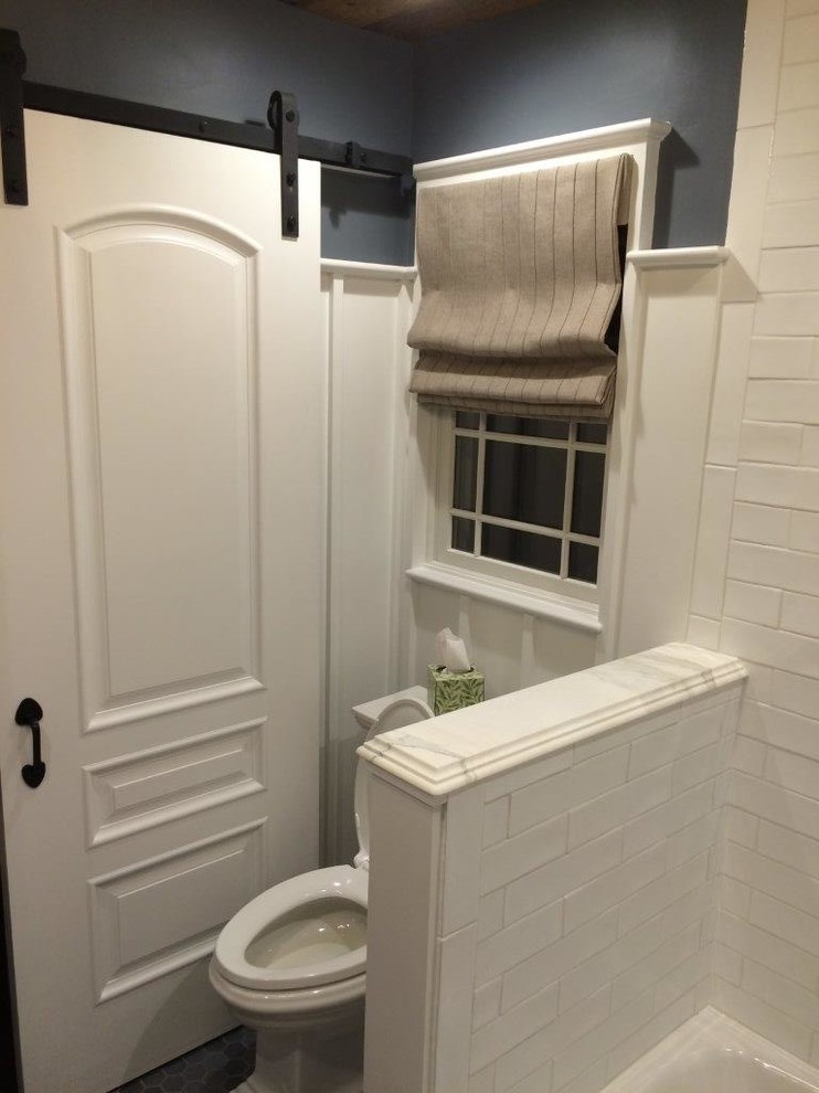 ニューヨークにあるカントリー風のおしゃれな浴室 (アルコーブ型浴槽、シャワー付き浴槽	、グレーの壁、モザイクタイル、アンダーカウンター洗面器、大理石の洗面台、白いタイル、サブウェイタイル) の写真