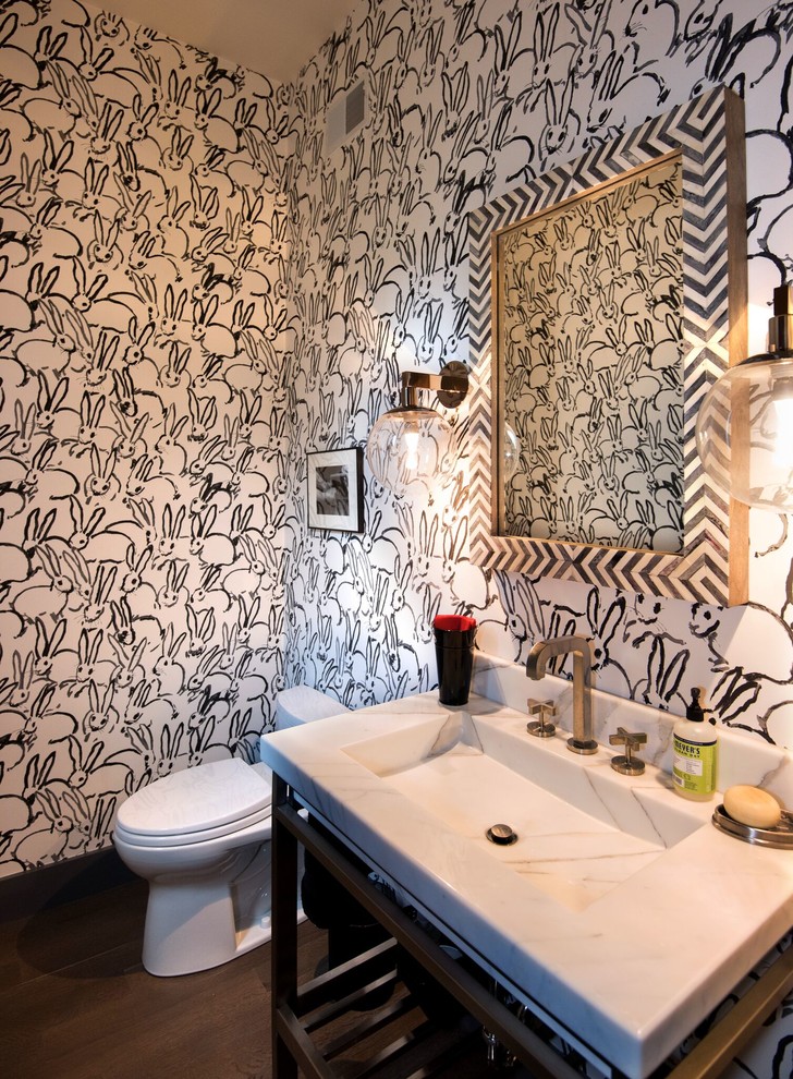 Immagine di una stanza da bagno con doccia minimal di medie dimensioni con nessun'anta, WC a due pezzi, piastrelle bianche, pareti bianche, parquet scuro, top in marmo e lavabo integrato
