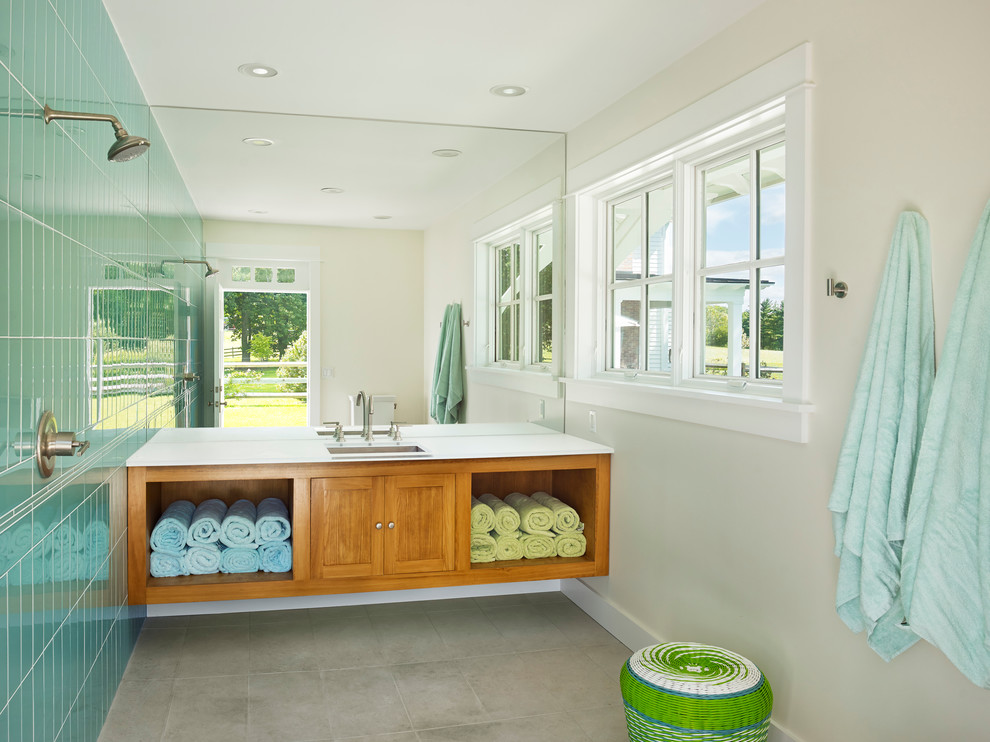 Imagen de cuarto de baño de estilo de casa de campo con lavabo bajoencimera, puertas de armario de madera oscura, ducha abierta, baldosas y/o azulejos azules y ducha abierta