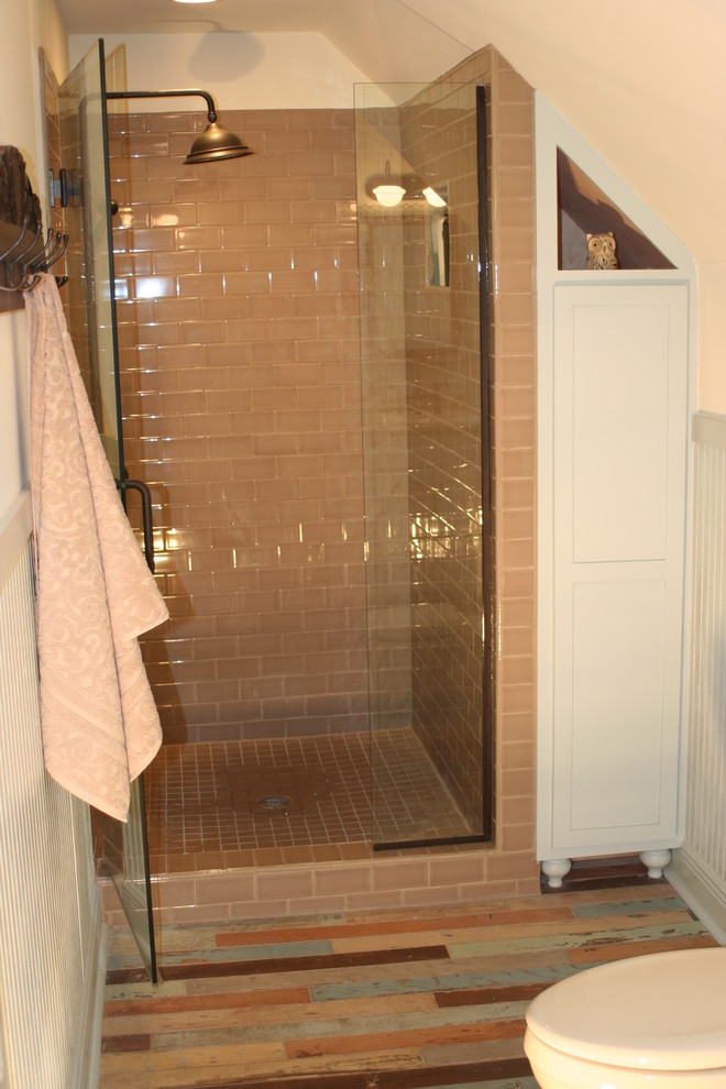 Esempio di una stanza da bagno country con ante blu, doccia alcova, piastrelle multicolore, piastrelle in ceramica, pareti blu e pavimento in gres porcellanato