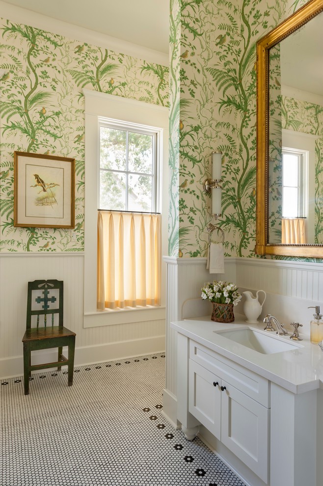 На фото: ванная комната в стиле кантри с врезной раковиной, белыми фасадами, разноцветными стенами, полом из мозаичной плитки и фасадами в стиле шейкер