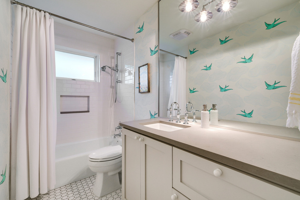 Источник вдохновения для домашнего уюта: ванная комната в стиле кантри с фасадами в стиле шейкер, бежевыми фасадами, ванной в нише, душем над ванной, унитазом-моноблоком, белой плиткой, белыми стенами, душевой кабиной, врезной раковиной, разноцветным полом, шторкой для ванной, коричневой столешницей и зеркалом с подсветкой