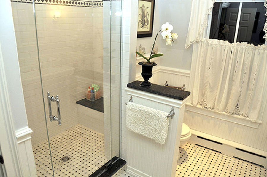 Foto di una stanza da bagno padronale country di medie dimensioni con lavabo a colonna, vasca da incasso, WC monopezzo, piastrelle multicolore, pareti bianche e pavimento con piastrelle a mosaico