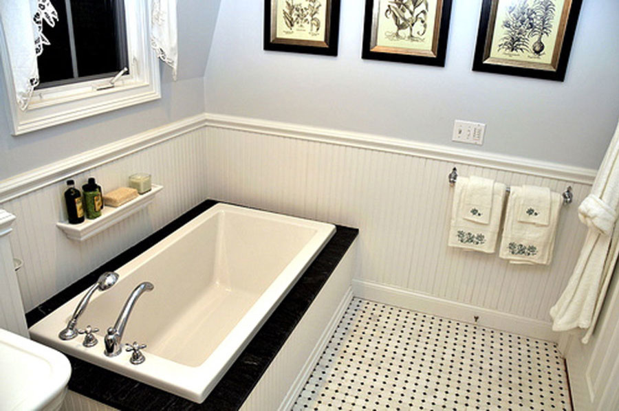 Ejemplo de cuarto de baño principal de estilo de casa de campo de tamaño medio con lavabo con pedestal, bañera encastrada, sanitario de una pieza, baldosas y/o azulejos multicolor, paredes blancas y suelo con mosaicos de baldosas