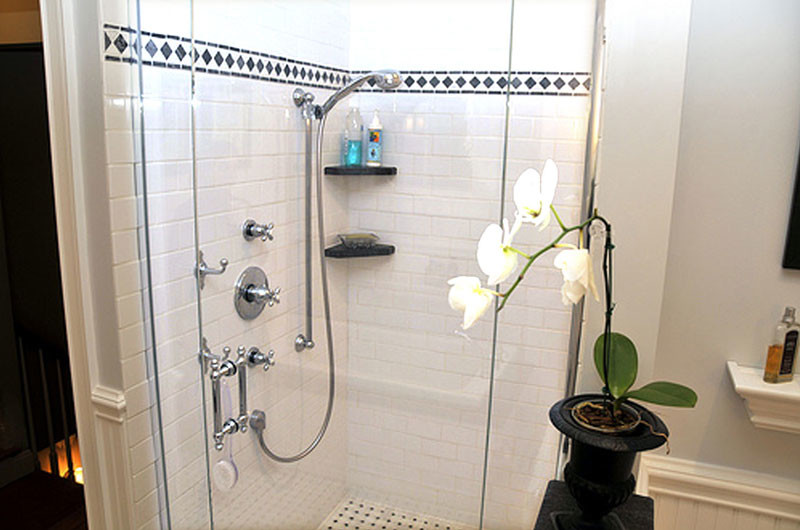 Idee per una stanza da bagno padronale country di medie dimensioni con lavabo a colonna, vasca da incasso, WC monopezzo, piastrelle multicolore, pareti bianche e pavimento con piastrelle a mosaico