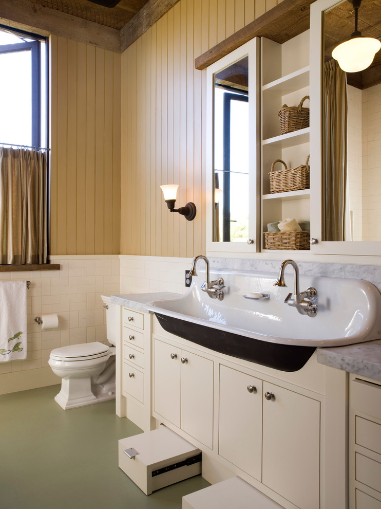 Стильный дизайн: ванная комната в стиле кантри с раковиной с несколькими смесителями, плоскими фасадами, бежевыми фасадами, бежевой плиткой, коричневыми стенами и раздельным унитазом - последний тренд