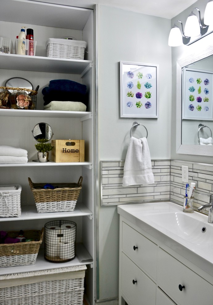 Immagine di una stanza da bagno padronale country di medie dimensioni con consolle stile comò, ante bianche, piastrelle grigie, piastrelle di marmo e pareti blu