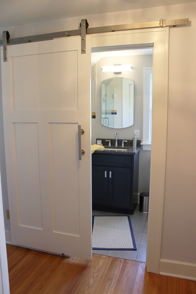 Cette photo montre une petite salle de bain nature avec un placard à porte plane, des portes de placard bleues, un carrelage blanc, mosaïque, un mur gris, un sol en carrelage de porcelaine, un lavabo encastré, un plan de toilette en quartz modifié, un sol gris, une cabine de douche à porte battante et un plan de toilette bleu.