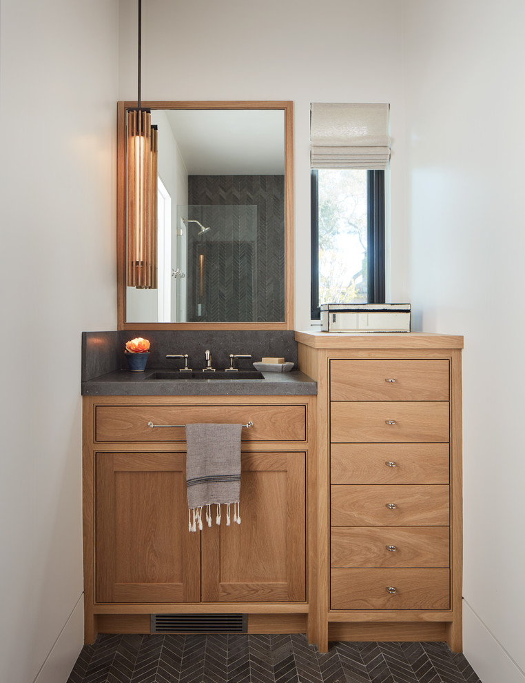 Diseño de cuarto de baño de estilo de casa de campo con armarios con rebordes decorativos, puertas de armario de madera clara, paredes blancas, lavabo integrado, suelo gris, encimeras grises y espejo con luz