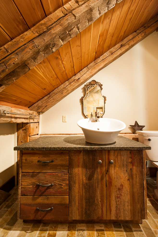 Свежая идея для дизайна: ванная комната в стиле кантри с настольной раковиной - отличное фото интерьера