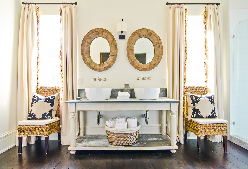 Aménagement d'une salle de bain campagne avec une vasque, des portes de placard beiges et un carrelage imitation parquet.