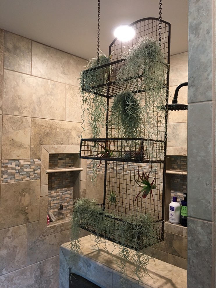 Ejemplo de cuarto de baño principal exótico grande con ducha abierta, baldosas y/o azulejos beige, baldosas y/o azulejos de cerámica y paredes beige