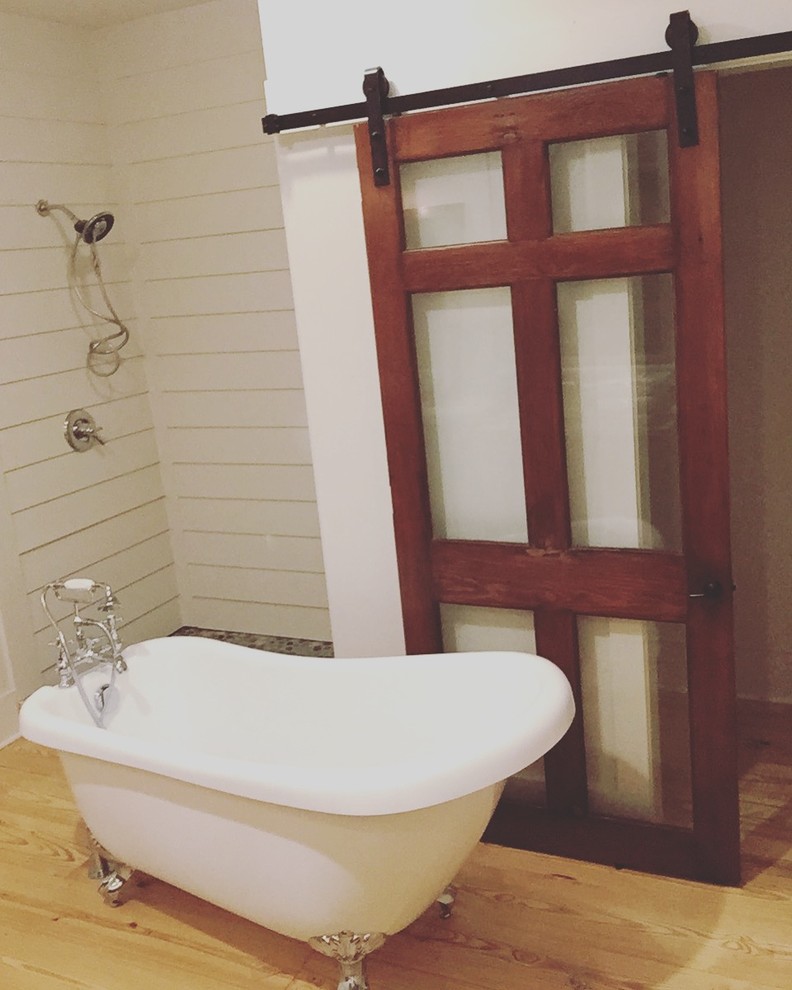Réalisation d'une salle de bain principale champêtre de taille moyenne avec une vasque, un placard à porte shaker, des portes de placard grises, un plan de toilette en bois, une baignoire indépendante, une douche double, WC séparés, un mur blanc et parquet clair.