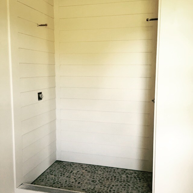 Cette image montre une grande salle de bain principale rustique avec un placard à porte shaker, des portes de placard grises, une baignoire sur pieds, une douche double, WC séparés, un carrelage gris, un carrelage de pierre, un mur blanc et parquet clair.