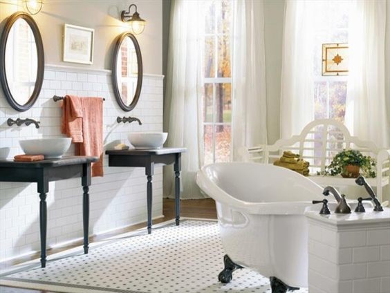 Exempel på ett mellanstort lantligt badrum, med ett badkar med tassar, vit kakel, keramikplattor, beige väggar och ett fristående handfat