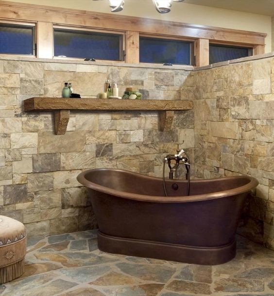 Ispirazione per una stanza da bagno padronale country di medie dimensioni con vasca freestanding, piastrelle multicolore, piastrelle in pietra e pavimento in ardesia