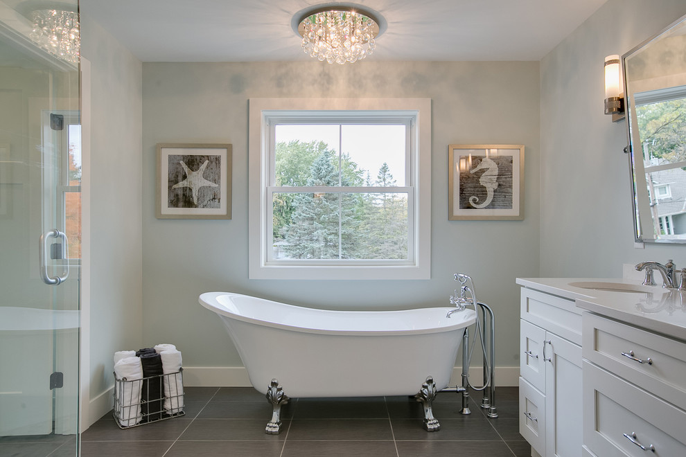 Bild på ett lantligt en-suite badrum, med skåp i shakerstil, vita skåp, ett badkar med tassar, en hörndusch, grå kakel, porslinskakel, gröna väggar, klinkergolv i porslin, ett undermonterad handfat och bänkskiva i kvarts
