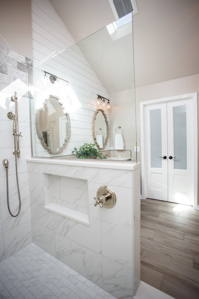 Стильный дизайн: большая ванная комната в классическом стиле с фасадами с утопленной филенкой, темными деревянными фасадами, бежевой плиткой, керамической плиткой, полом из керамогранита и открытым душем - последний тренд