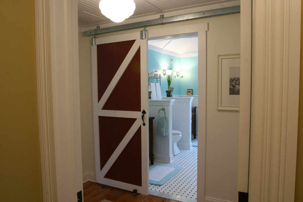 Example of a country bathroom design in New York