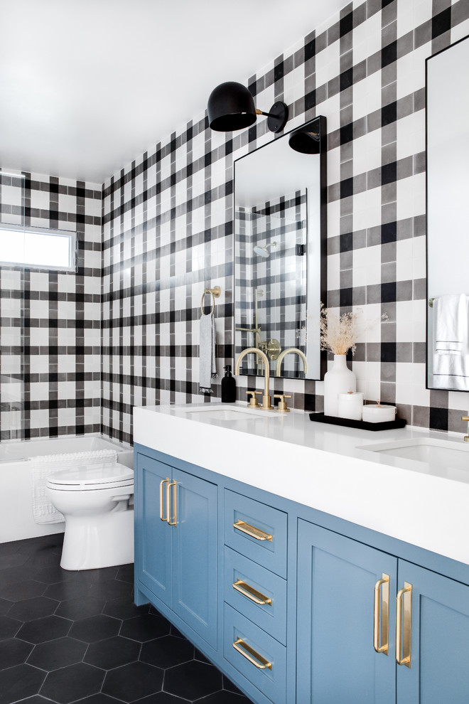 Идея дизайна: ванная комната среднего размера в стиле кантри с черно-белой плиткой, керамической плиткой, белой столешницей, фасадами в стиле шейкер, синими фасадами, врезной раковиной и черным полом