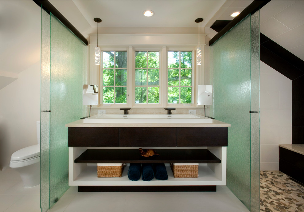 Imagen de cuarto de baño actual con lavabo sobreencimera, armarios abiertos, puertas de armario de madera en tonos medios, ducha empotrada y baldosas y/o azulejos blancos