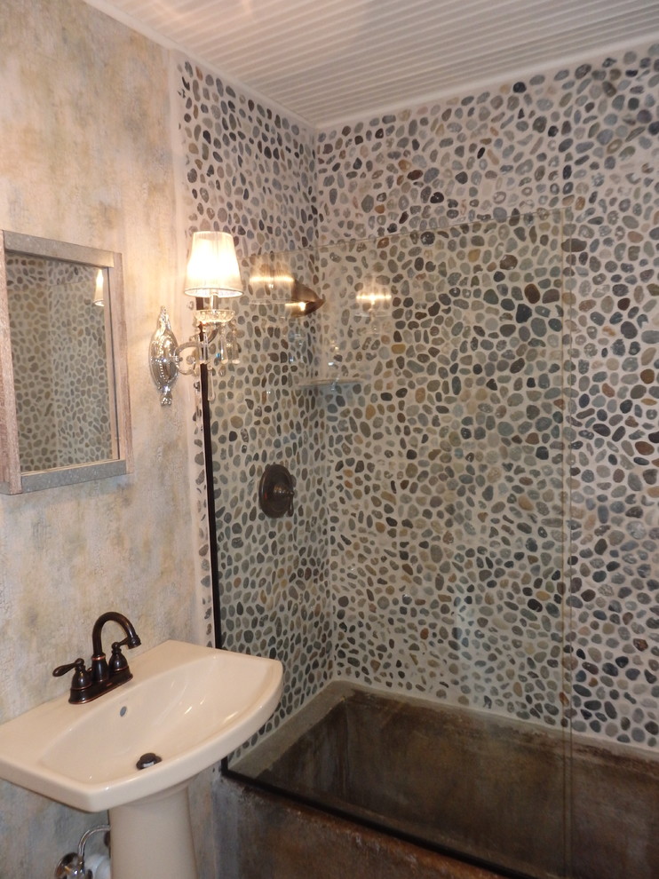 Foto di una piccola stanza da bagno con doccia country con WC a due pezzi, piastrelle multicolore, piastrelle di ciottoli, pareti multicolore, pavimento in vinile, lavabo a colonna e pavimento beige