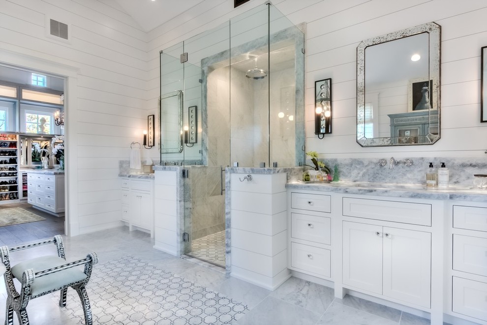 Пример оригинального дизайна: ванная комната в стиле кантри с фасадами в стиле шейкер, белыми фасадами, серой плиткой, белыми стенами, врезной раковиной, душем с распашными дверями и серой столешницей