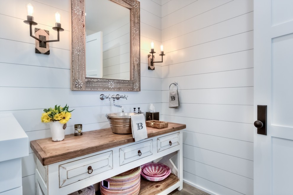 Country Badezimmer mit Schränken im Used-Look, weißer Wandfarbe, Aufsatzwaschbecken, Waschtisch aus Holz, brauner Waschtischplatte und profilierten Schrankfronten in Orange County