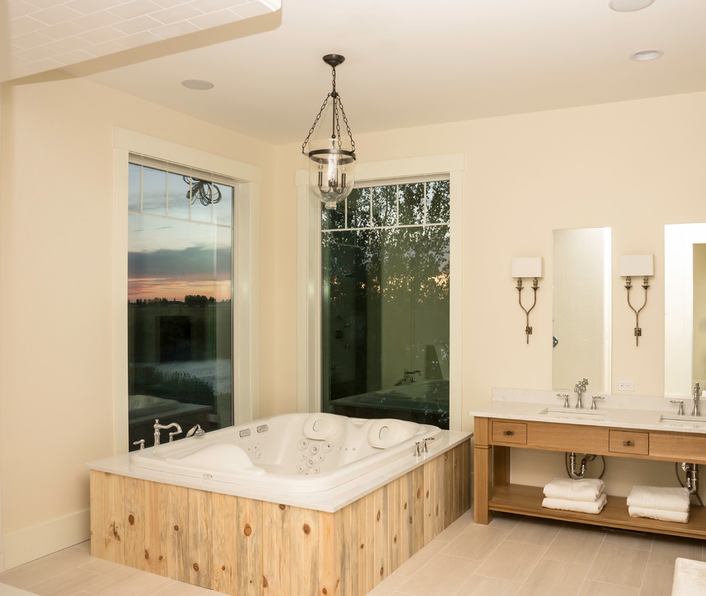 Идея дизайна: главная ванная комната среднего размера в стиле неоклассика (современная классика) с открытыми фасадами, светлыми деревянными фасадами, гидромассажной ванной, белыми стенами, полом из сланца и мраморной столешницей