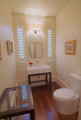 Idéer för ett litet lantligt badrum, med en toalettstol med hel cisternkåpa, vita väggar och mellanmörkt trägolv