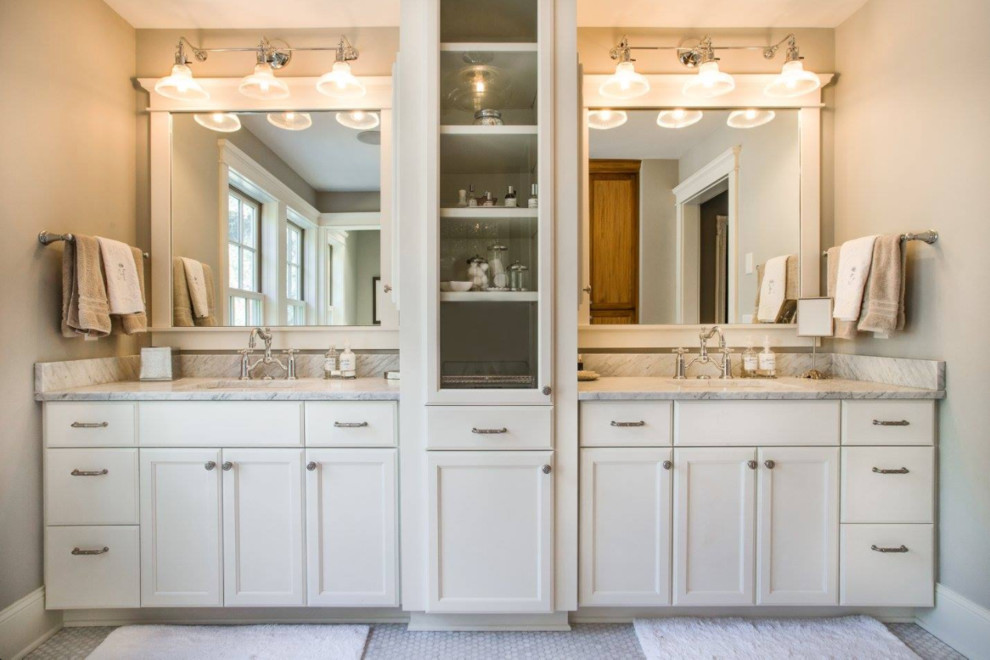 Foto de cuarto de baño principal de estilo de casa de campo grande con armarios con paneles empotrados, puertas de armario blancas, paredes grises, suelo vinílico, lavabo bajoencimera y encimera de mármol