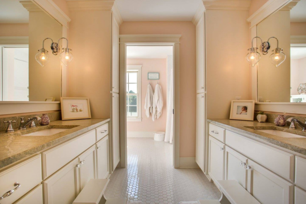 На фото: большая главная ванная комната в стиле кантри с фасадами с утопленной филенкой, белыми фасадами, столешницей из гранита, розовыми стенами, полом из винила и врезной раковиной