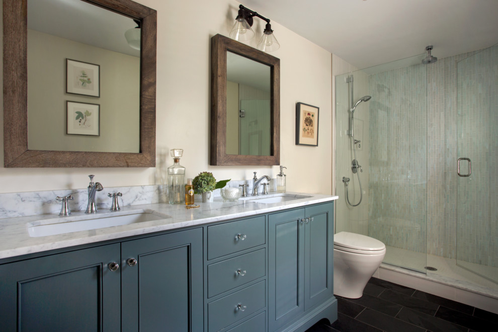 Свежая идея для дизайна: главная ванная комната среднего размера в стиле неоклассика (современная классика) с фасадами в стиле шейкер, синими фасадами, раздельным унитазом, синей плиткой, стеклянной плиткой, белыми стенами, полом из сланца, врезной раковиной, мраморной столешницей, серым полом и душем с распашными дверями - отличное фото интерьера