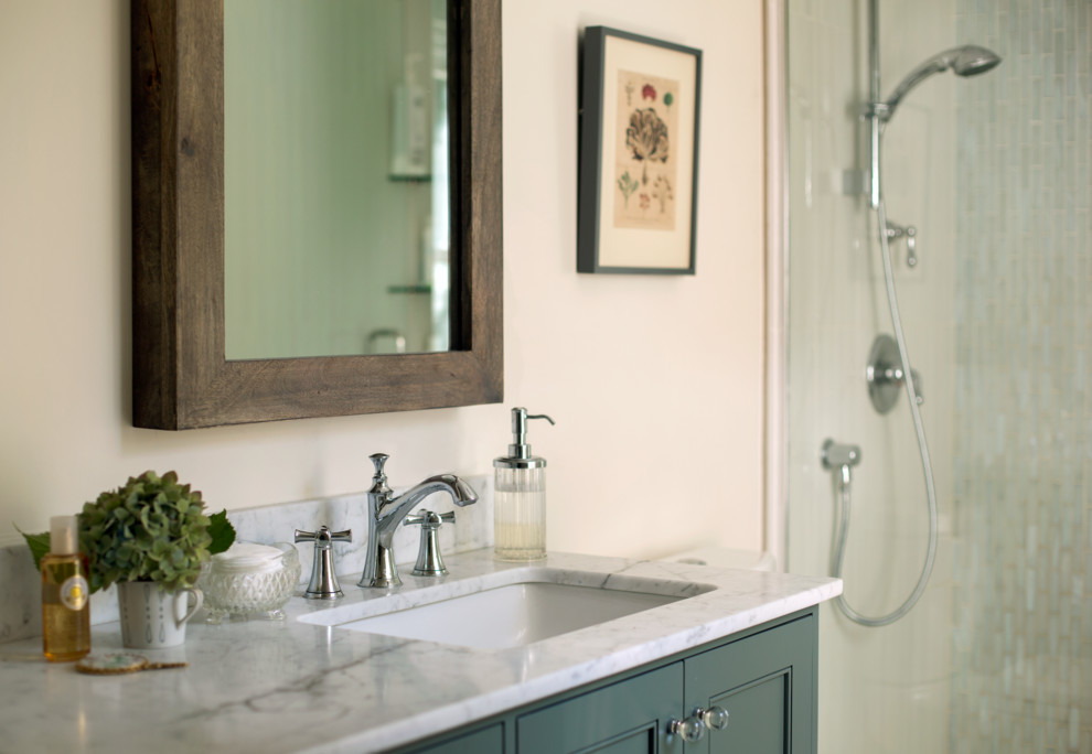 Ispirazione per una stanza da bagno padronale classica di medie dimensioni con ante in stile shaker, ante blu, WC a due pezzi, piastrelle verdi, piastrelle di vetro, pareti bianche, pavimento in ardesia, lavabo sottopiano, top in marmo e pavimento grigio