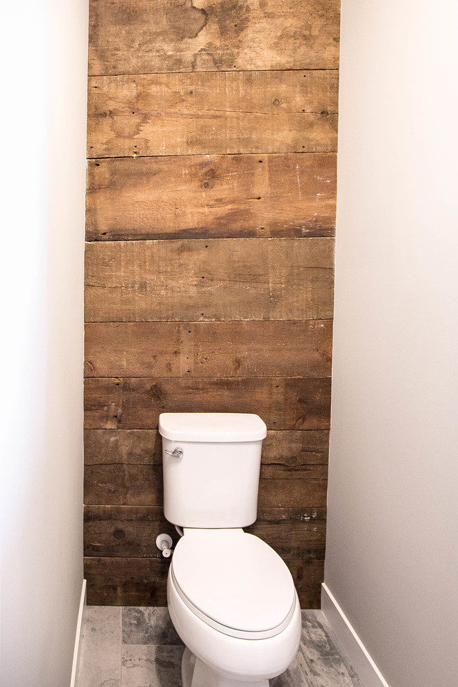 Пример оригинального дизайна: туалет в стиле кантри с унитазом-моноблоком, серыми стенами и полом из керамической плитки
