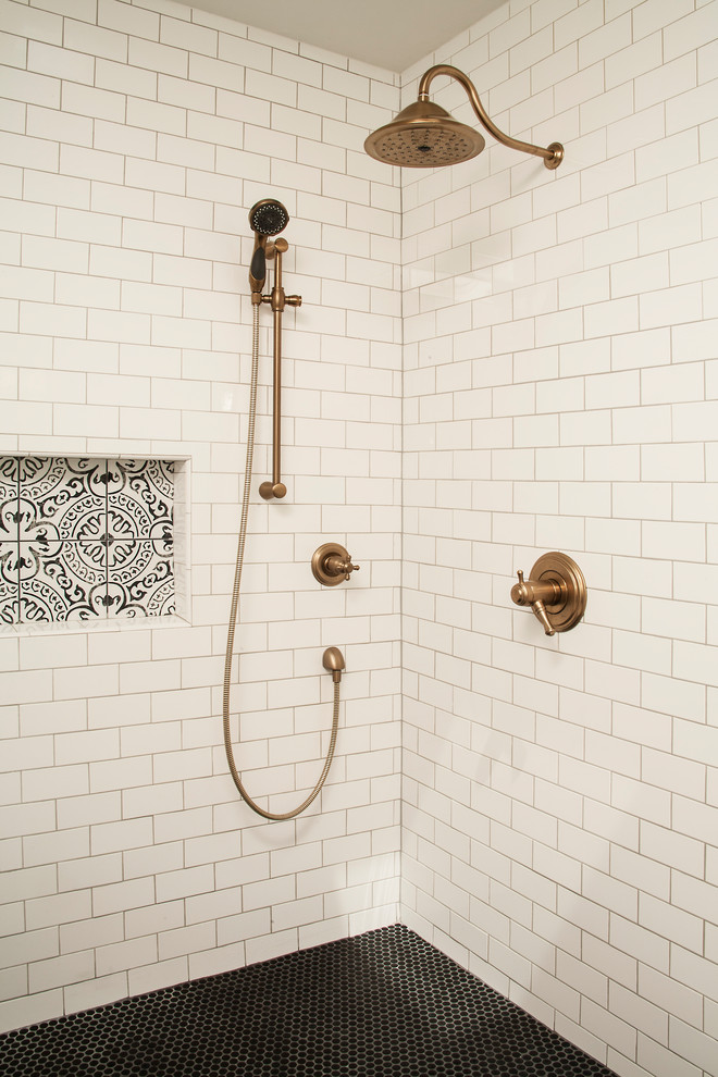 Exempel på ett lantligt badrum, med en kantlös dusch, porslinskakel, mosaikgolv, grått golv och med dusch som är öppen