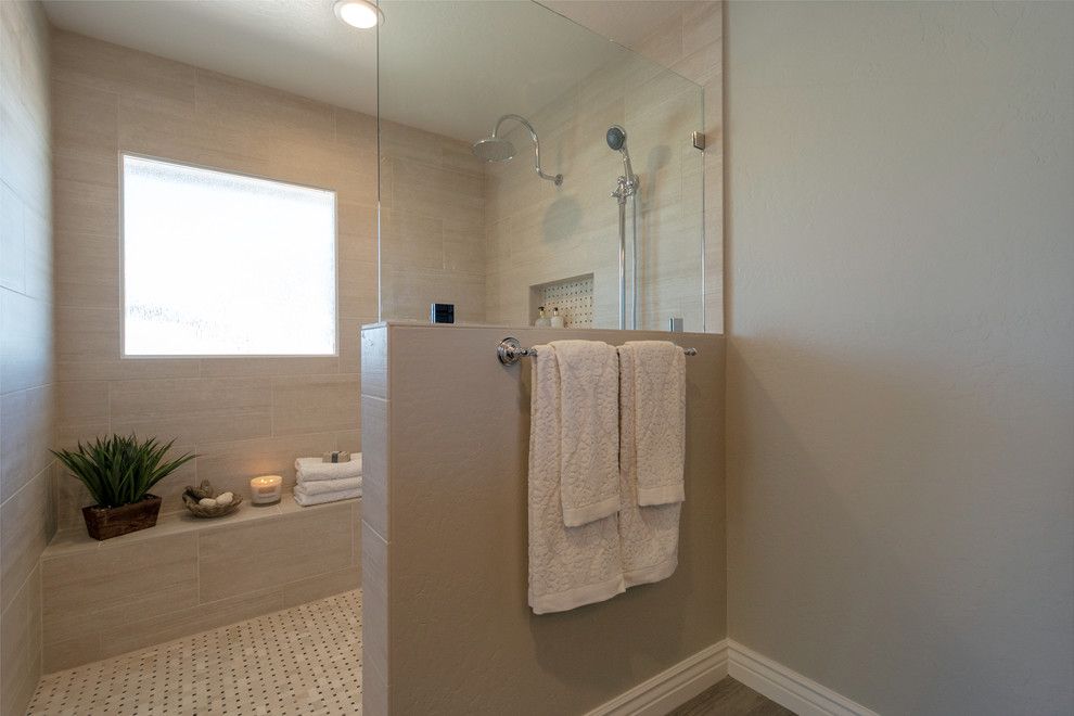 Idéer för mellanstora lantliga vitt en-suite badrum, med luckor med upphöjd panel, svarta skåp, en kantlös dusch, en toalettstol med separat cisternkåpa, beige kakel, porslinskakel, grå väggar, klinkergolv i porslin, ett undermonterad handfat, bänkskiva i kvarts, brunt golv och med dusch som är öppen