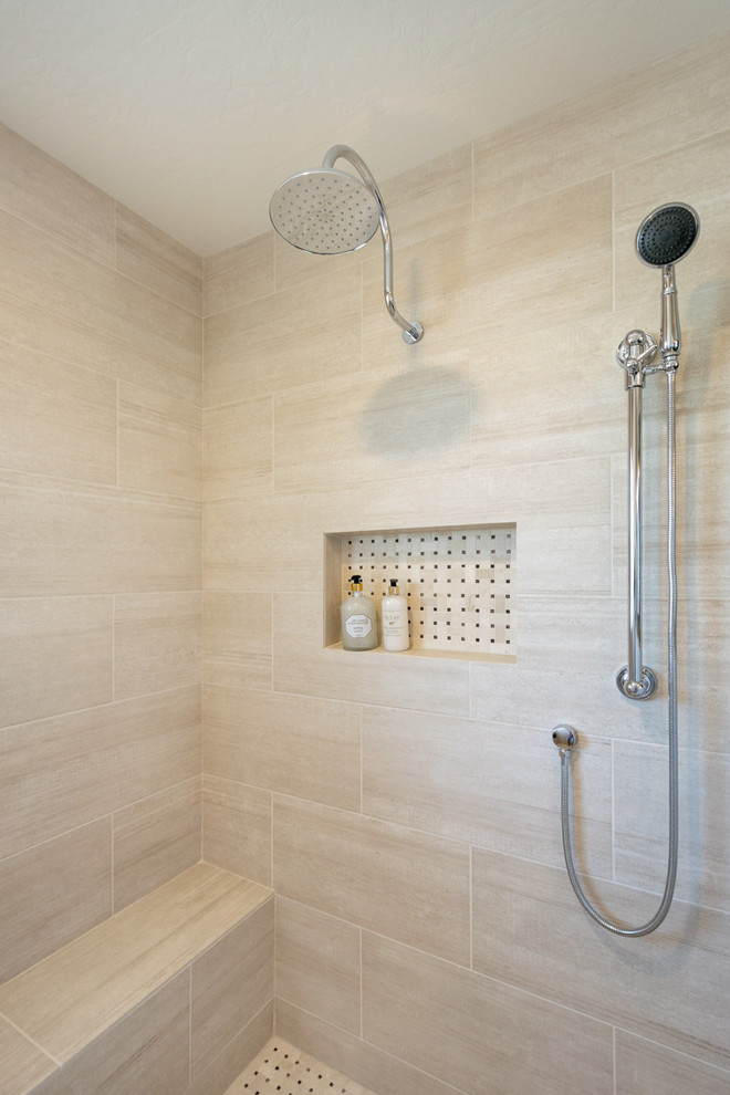 Exempel på ett mellanstort lantligt vit vitt en-suite badrum, med luckor med upphöjd panel, svarta skåp, en kantlös dusch, en toalettstol med separat cisternkåpa, beige kakel, porslinskakel, grå väggar, klinkergolv i porslin, ett undermonterad handfat, bänkskiva i kvarts, brunt golv och med dusch som är öppen