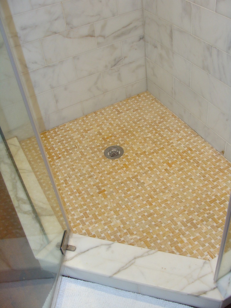 Foto di una stanza da bagno padronale country di medie dimensioni con doccia ad angolo, piastrelle gialle, piastrelle in pietra e pavimento in marmo