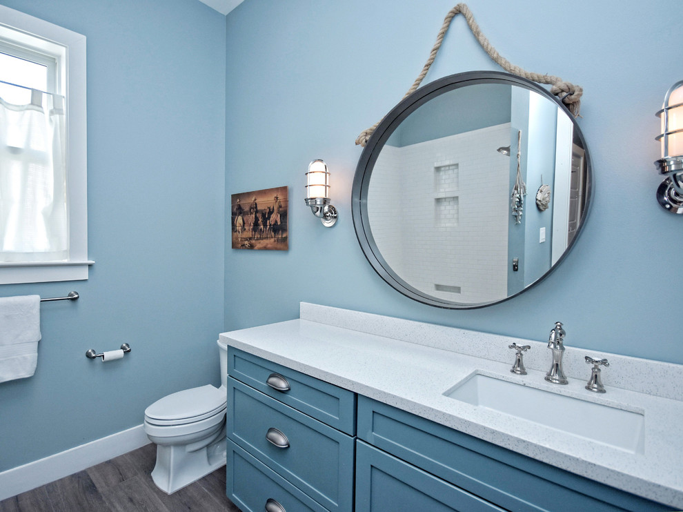 Ispirazione per una stanza da bagno stile marinaro con ante in stile shaker, ante blu, pareti blu, lavabo sottopiano, pavimento grigio e top bianco