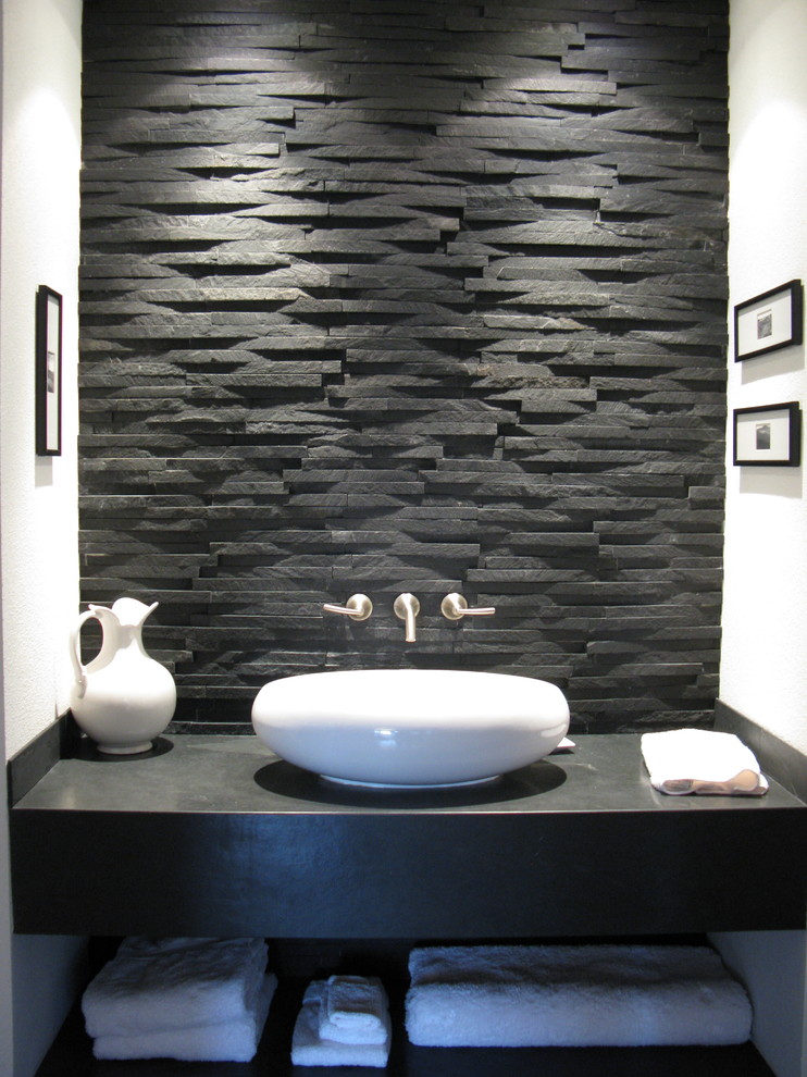 Foto på ett funkis badrum, med ett fristående handfat och skifferkakel