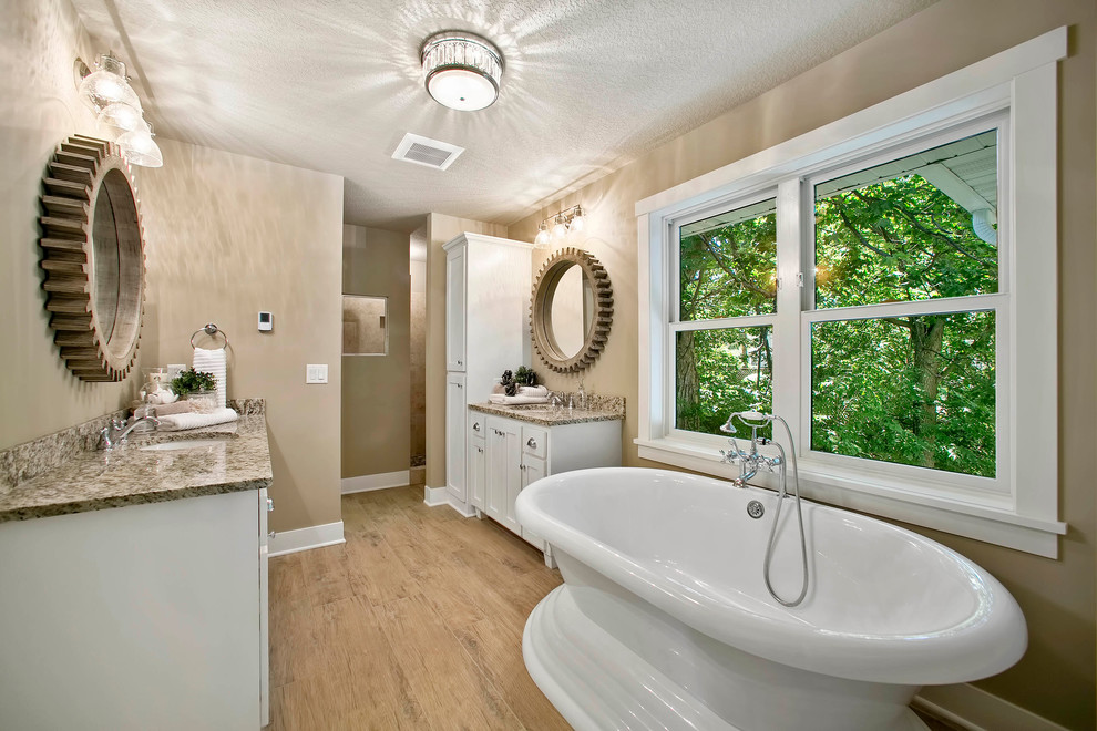 Idéer för att renovera ett stort lantligt en-suite badrum, med vita skåp, ett fristående badkar, en dusch i en alkov, bruna väggar, ljust trägolv och granitbänkskiva