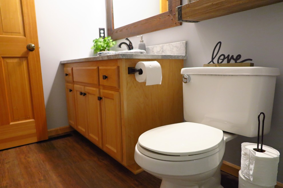 Idéer för ett mellanstort lantligt vit badrum med dusch, med skåp i shakerstil, skåp i ljust trä, en dusch i en alkov, en toalettstol med separat cisternkåpa, vit kakel, keramikplattor, grå väggar, vinylgolv, ett undermonterad handfat, marmorbänkskiva, brunt golv och dusch med gångjärnsdörr