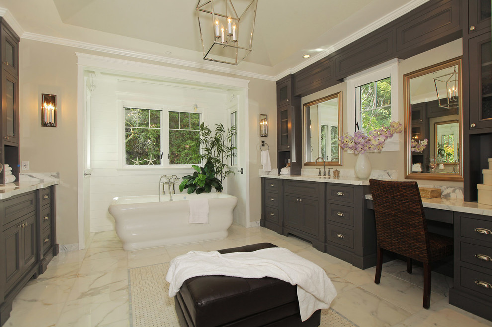 Inspiration för ett mycket stort lantligt en-suite badrum, med ett undermonterad handfat, skåp i shakerstil, marmorbänkskiva, ett fristående badkar, beige väggar, marmorgolv och bruna skåp